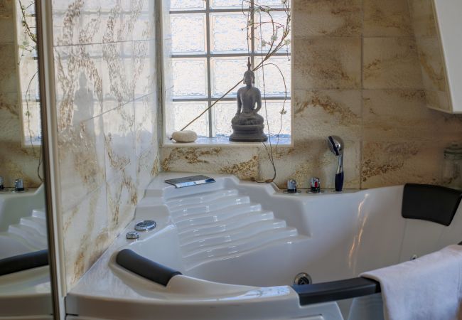 BATHROOM / BEDROOM BATHROOM / BEDROOM