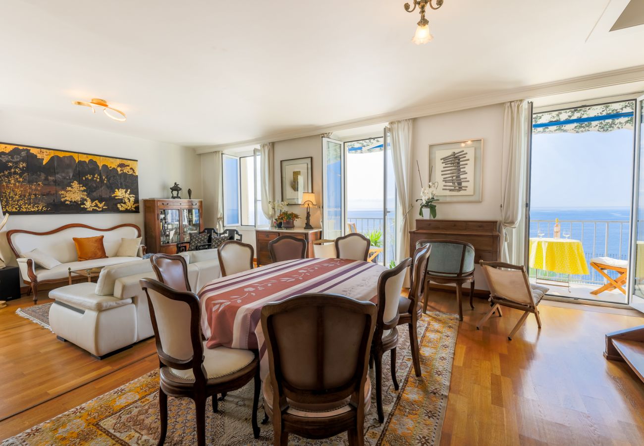 LIVING / DINING ROOM LIVING / DINING ROOM