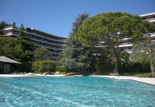 RESIDENCE WITH A SWIMMING POOL RESIDENCE WITH A SWIMMING POOL