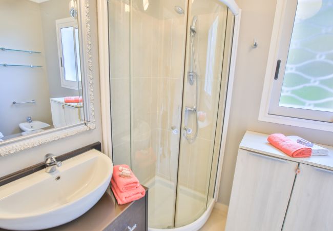 BATHROMM BATHROOM