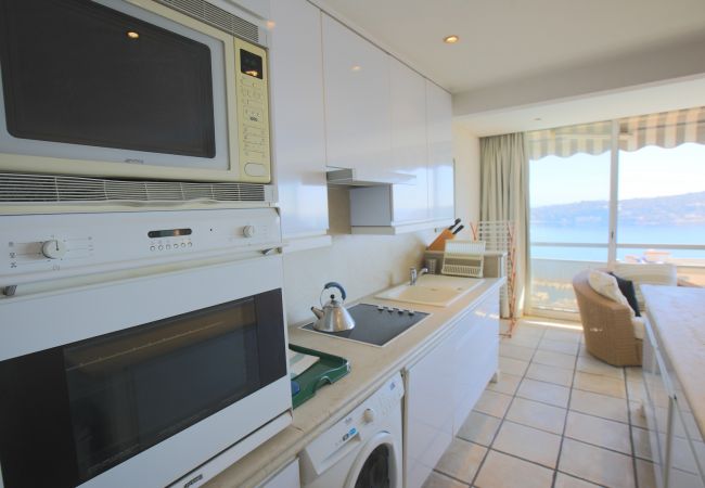 Large kitchen open to living / dining room Beautiful fully equipped kitchen