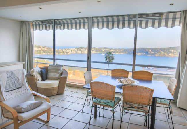 Dining area with panoramic sea view Large living / dining room with view