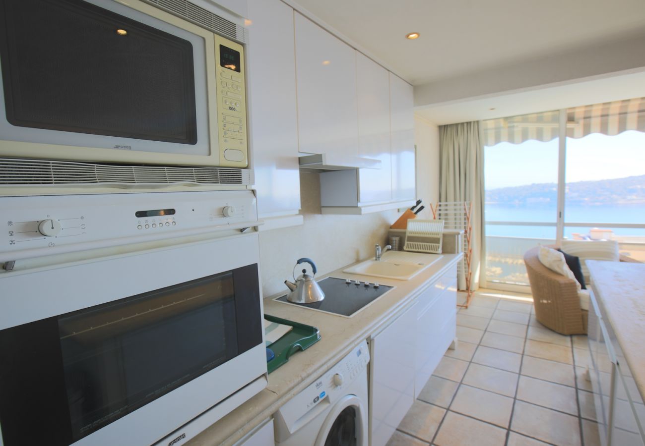 Large kitchen open to living / dining room Beautiful fully equipped kitchen