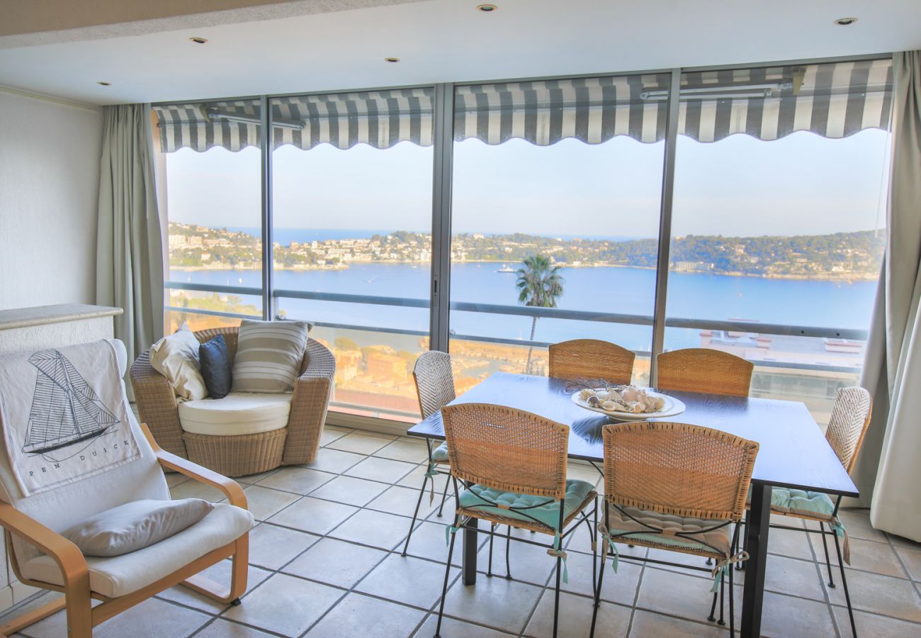 Dining area with panoramic sea view Large living / dining room with view