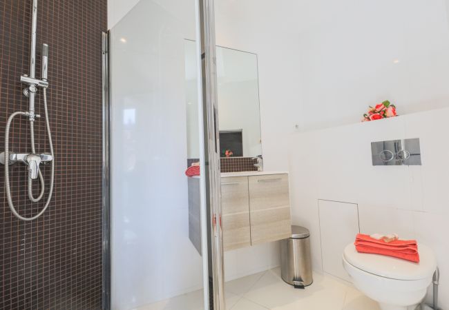 BATHROOM BATHROOM