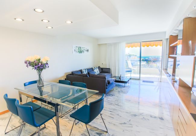 Living / dining room opening onto a terrace Spacious living room / dining room