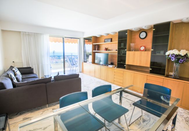 Living / dining room opening onto a terrace Spacious living room / dining room