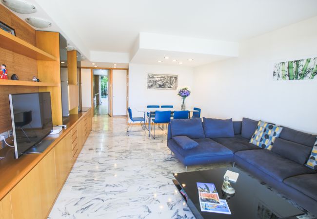 Living / dining room opening onto a terrace Spacious living room / dining room