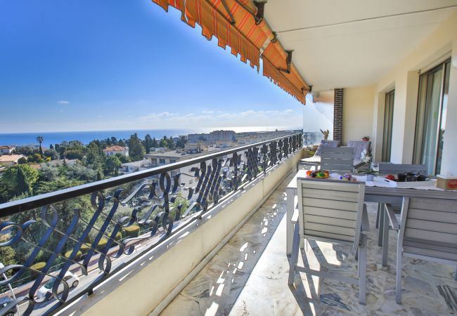 Equipped terrace with sea view Large terrace with panoramic sea view