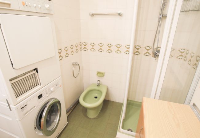 Fully equipped bathroom Shower room