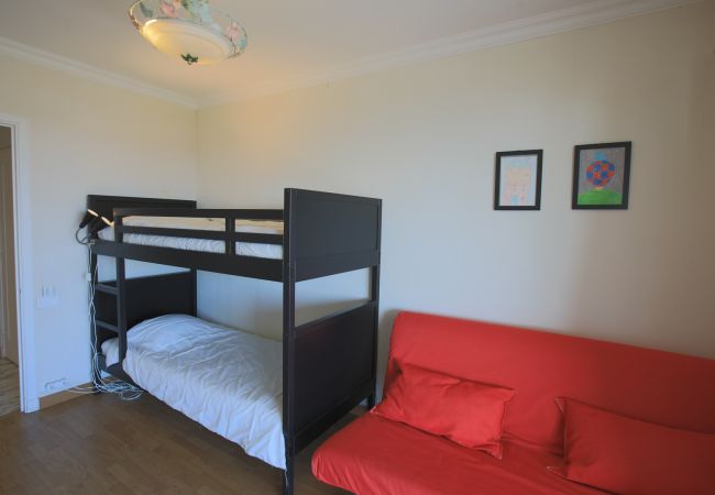 Room overlooking the terrace Bedroom