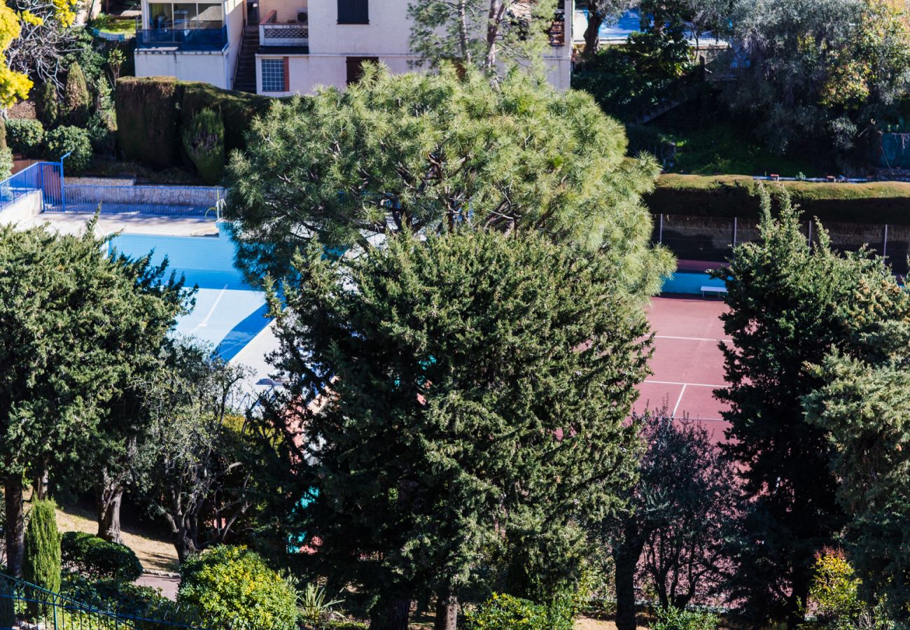 Residence with tennis court and swimming pool Tennis court