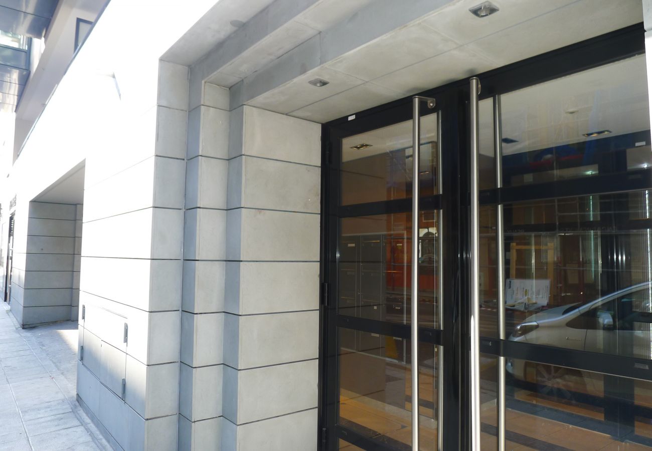 GARDEN MASSENA: Modern facade entrance building Gubernatis street Nice Apartment in Nice - JARDINS DE MASSENA AP4088 by RIVIERA HOLIDAY HOMES