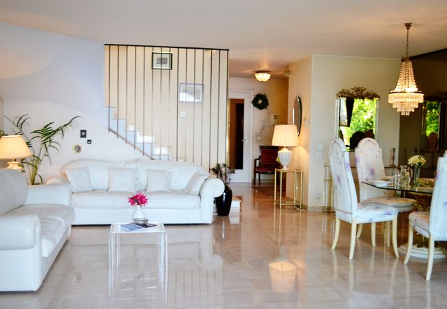 LIVING / DINING ROOM LIVING / DINING ROOM