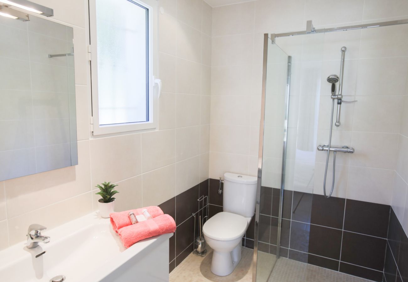 BATHROOM 2 BATHRROM 2