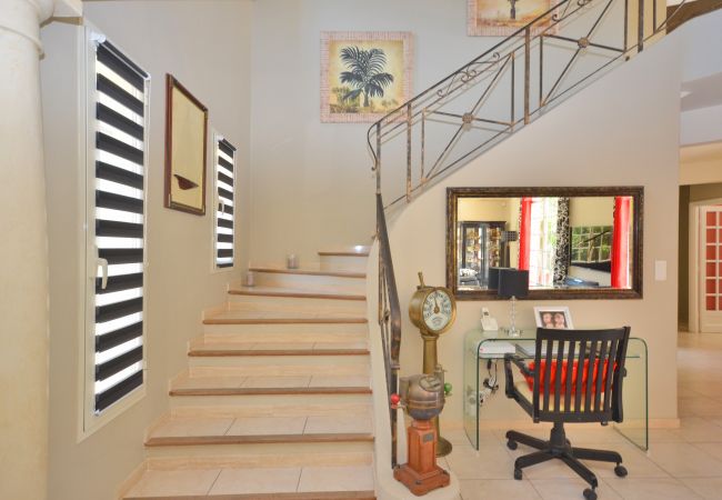 HALLWAY HALLWAU