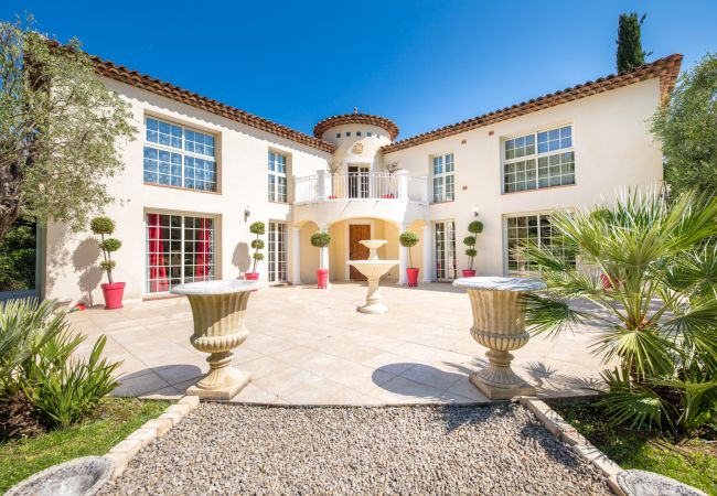 Villa in Roquefort-les-Pins - ROC FONTAINE, Villa with terrace and pool by RIVIERA HOLIDAY HOMES Villa in Roquefort-les-Pins - ROC FONTAINE, Villa with terrace and pool by RIVIERA HOLIDAY HOMES