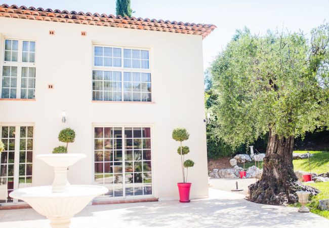 Villa in Roquefort-les-Pins - ROC FONTAINE, Villa with terrace and pool by RIVIERA HOLIDAY HOMES Villa in Roquefort-les-Pins - ROC FONTAINE, Villa with terrace and pool by RIVIERA HOLIDAY HOMES