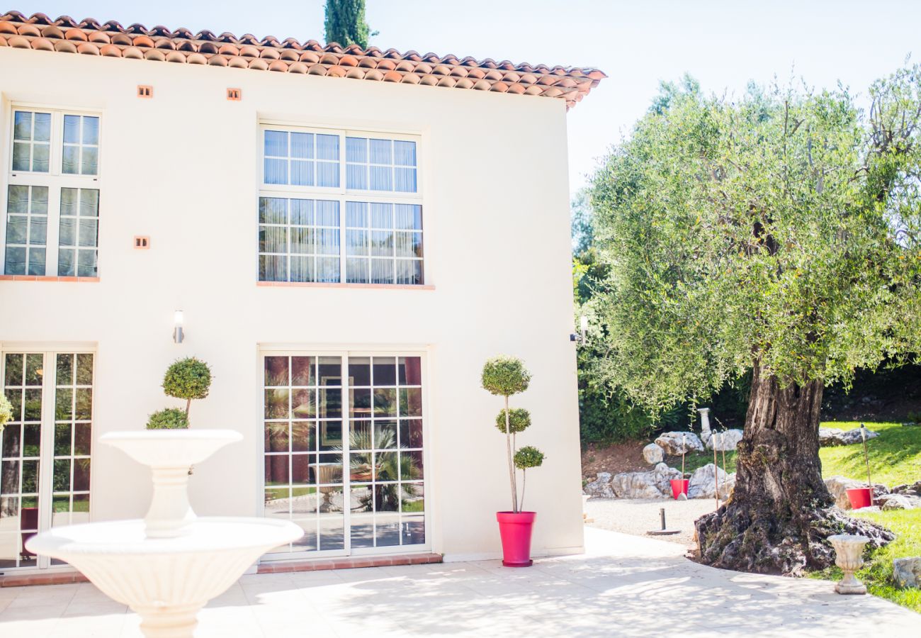 Villa in Roquefort-les-Pins - ROC FONTAINE, Villa with terrace and pool by RIVIERA HOLIDAY HOMES Villa in Roquefort-les-Pins - ROC FONTAINE, Villa with terrace and pool by RIVIERA HOLIDAY HOMES