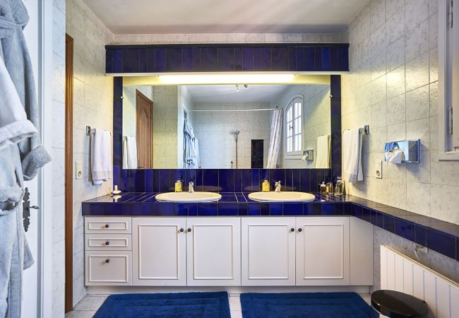 BATHROOM BATHROOM