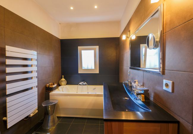 BATHROOM BATHROOM