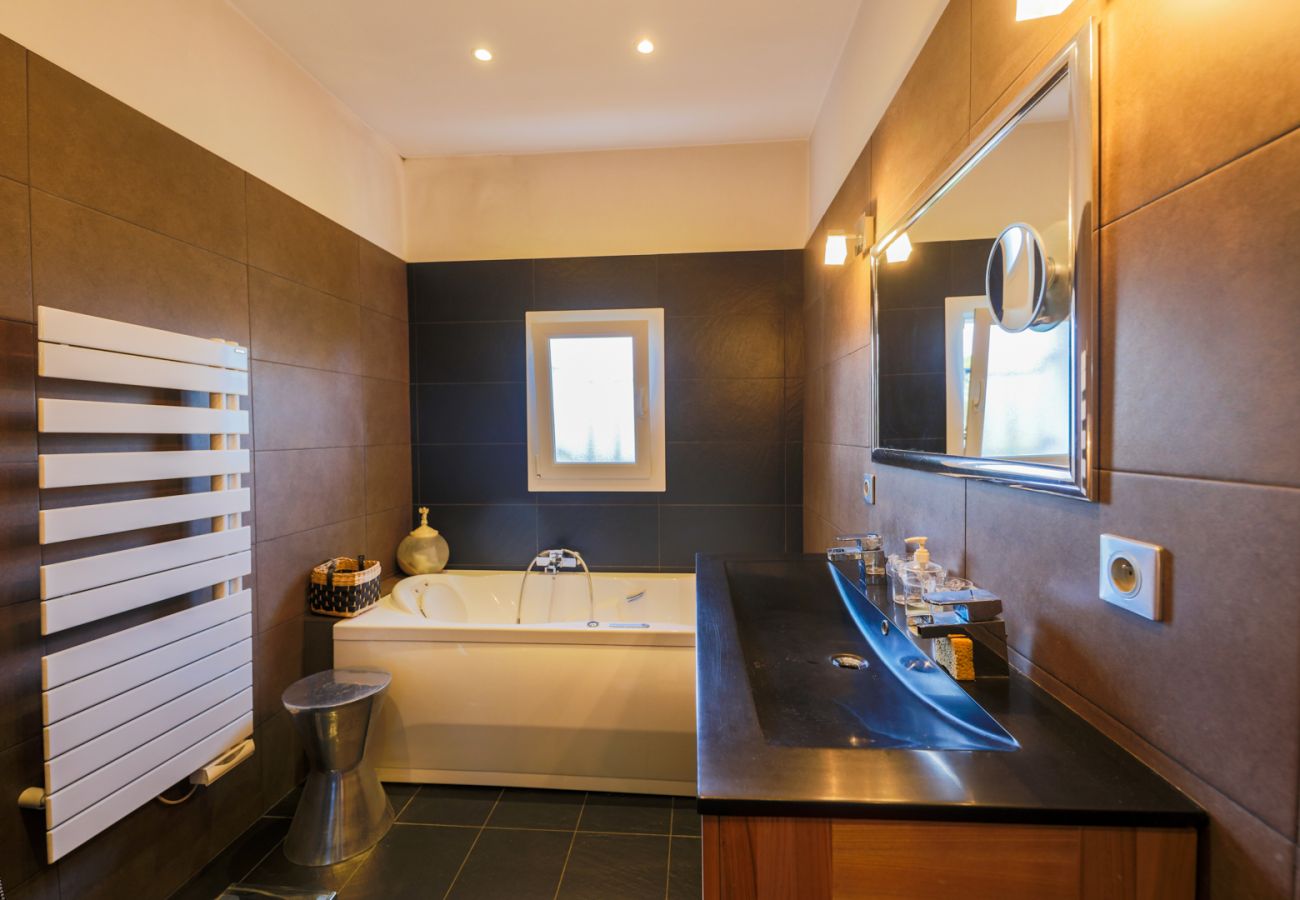 BATHROOM BATHROOM