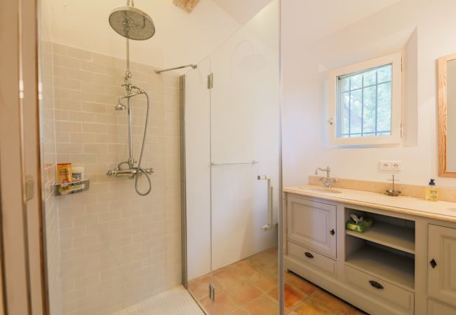 BATHROOM BATHROOM