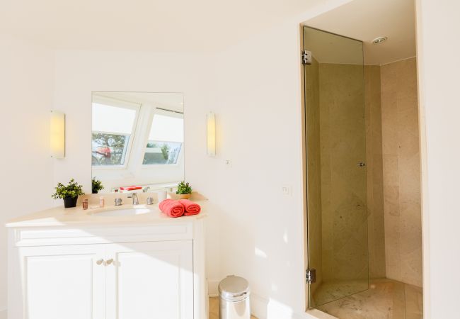 BATHROOM BATHROOM