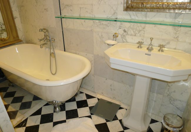 BATHROOM BATHROOM