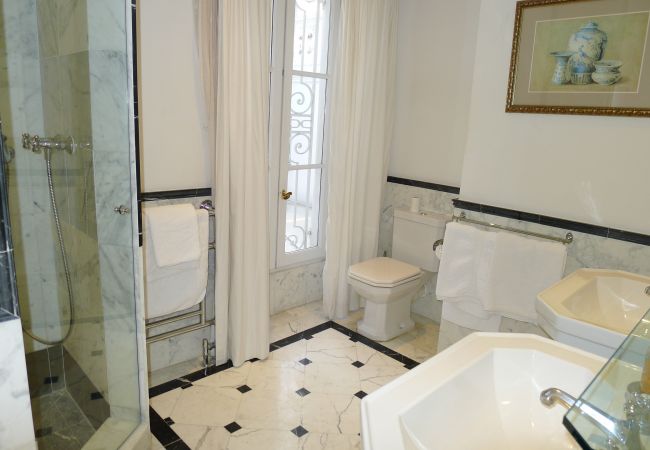 BATHROOM BATHROOM