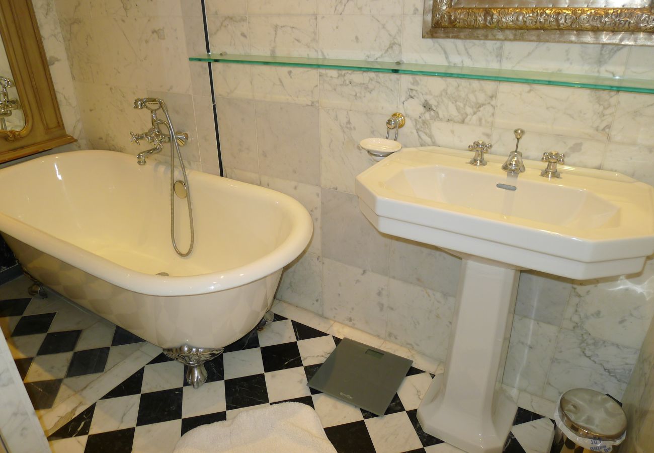 BATHROOM BATHROOM