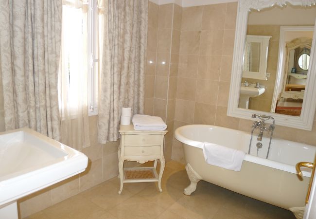 BATHROOM BATHROOM