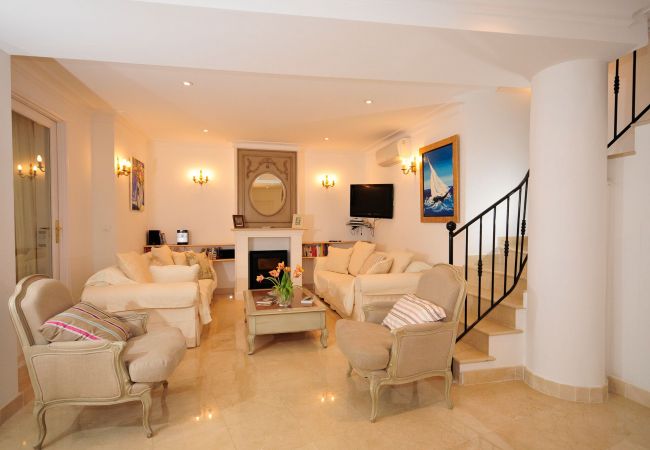 THE LIVING ROOM THE LIVING ROOM