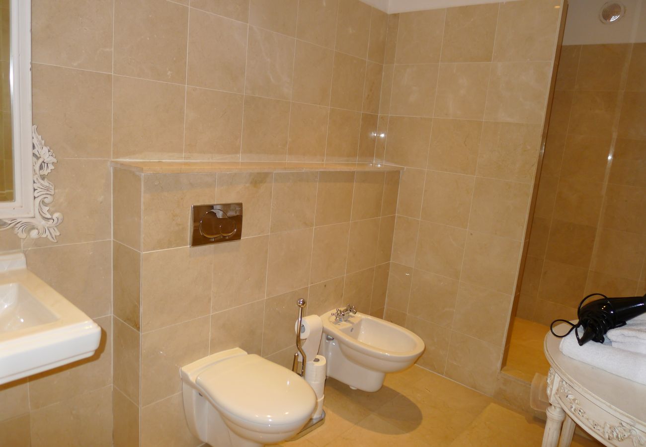BATHROOM BATHROOM