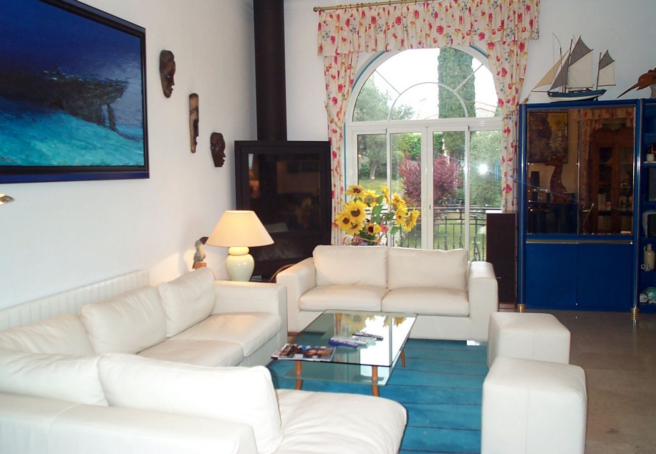 LIVING ROOM LIVING ROOM