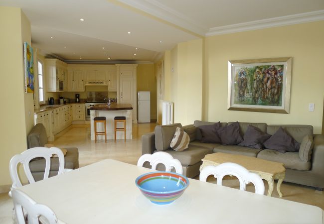 LIVING ROOM, LUNCHROOM LIVING ROOM, LUNCHROOM