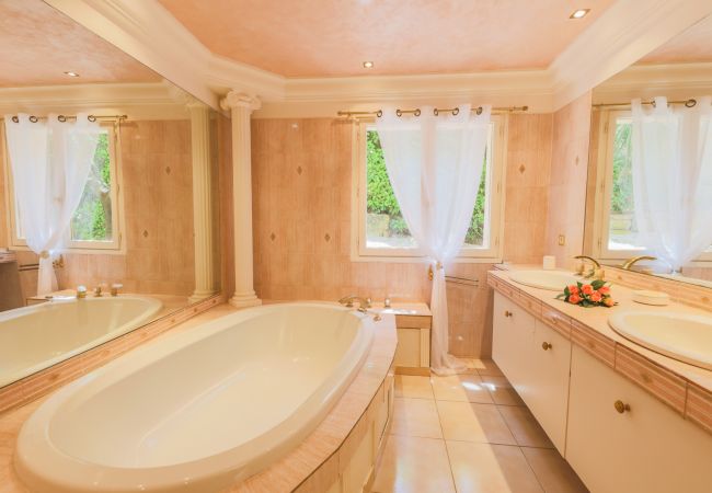 Villa in Tourrette-Levens - LA ROHIERE VI4129 by RIVIERA HOLIDAY HOMES Villa in Tourrette-Levens - LA ROHIERE VI4129 by RIVIERA HOLIDAY HOMES