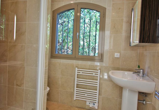BATHROOM BATHROOM
