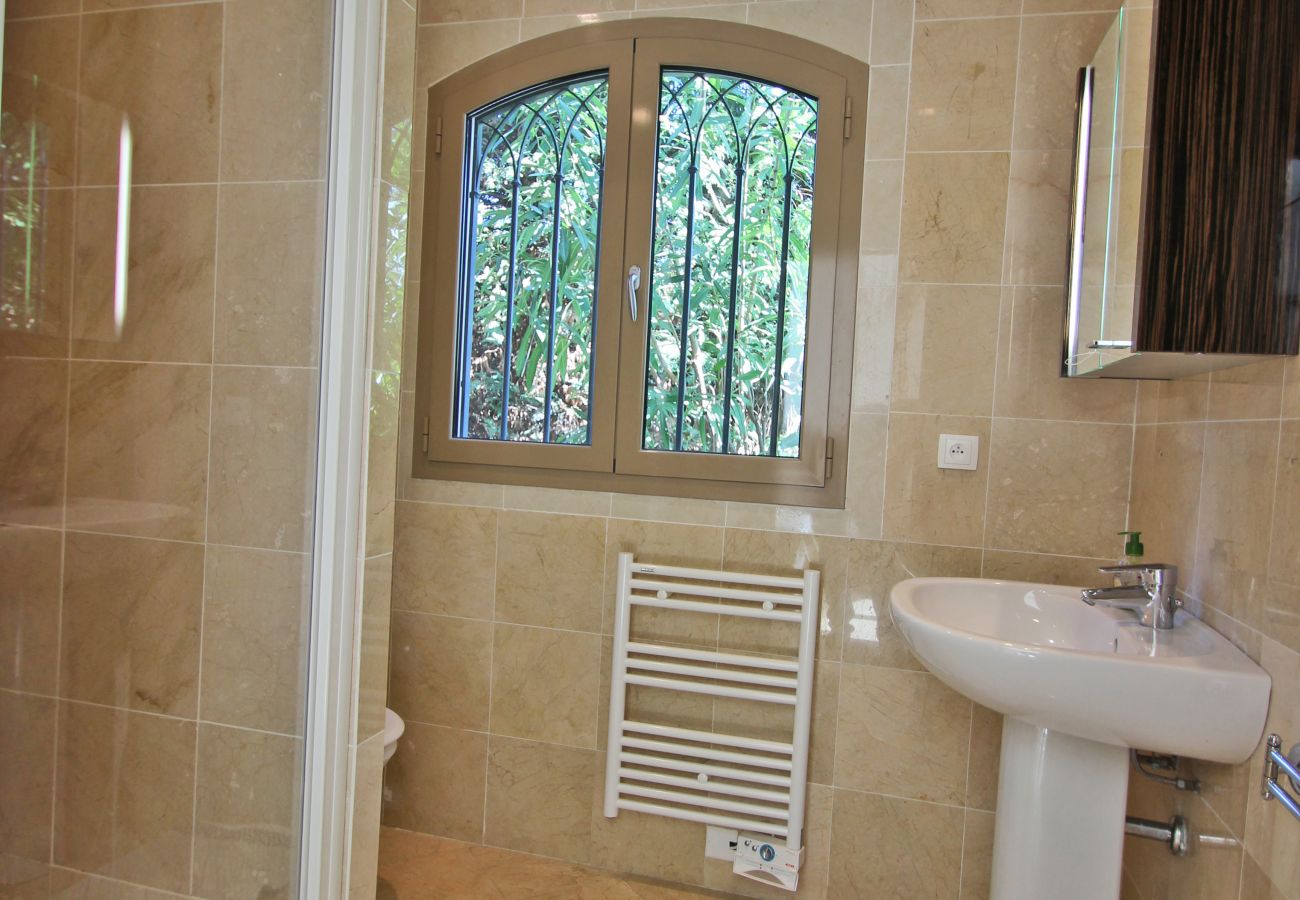 BATHROOM BATHROOM
