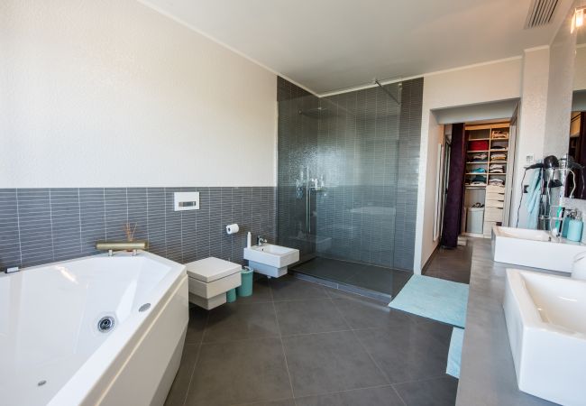 BATHROOM BATHROOM
