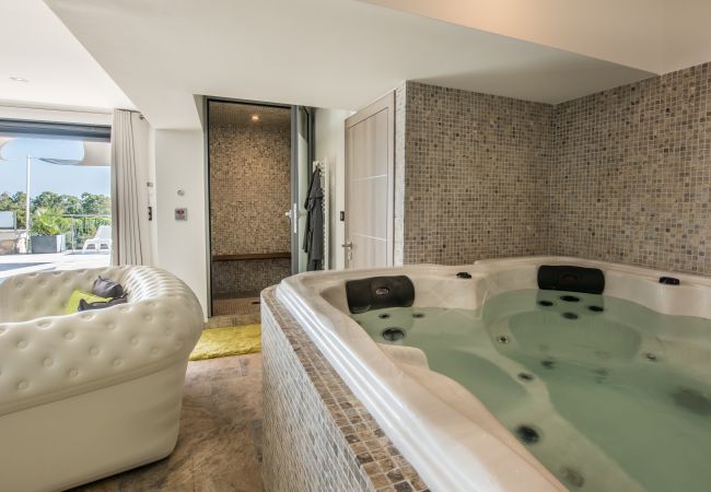 LIVING ROOM WITH JACUZZI LIVING ROOM WITH JACUZZI