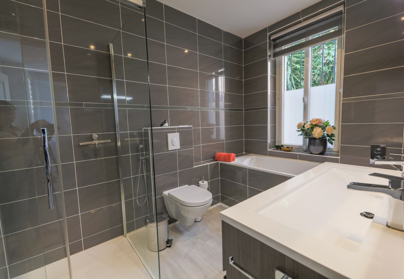 BATHROOM BATHROOM