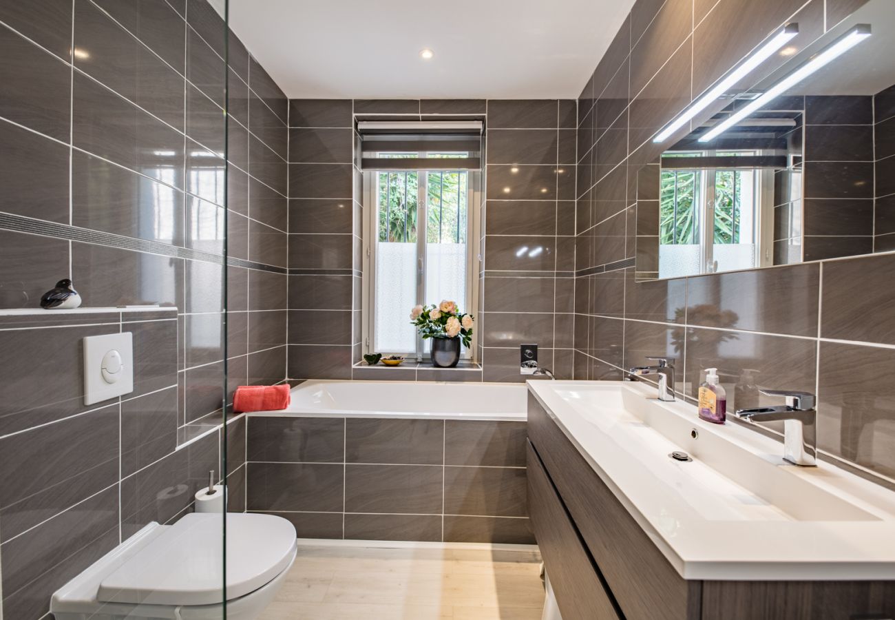 BATHROOM BATHROOM