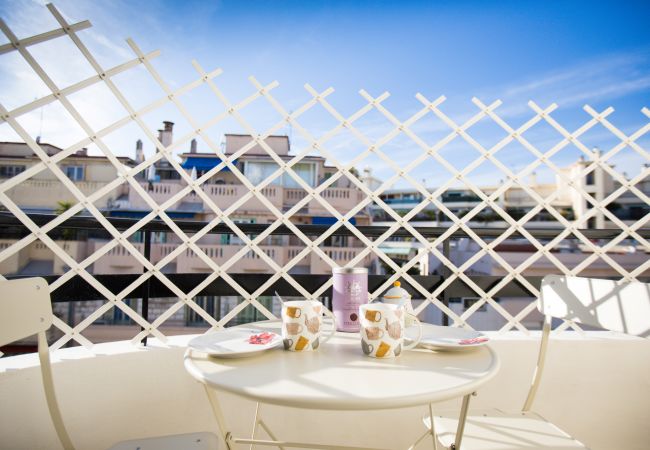 BALCONY BALCONY