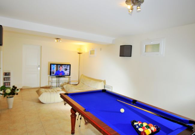 Billiard room Billiard room