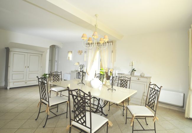 DINING ROOM DINING ROOM
