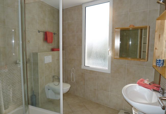 SHOWER ROOM SHOWER ROOM