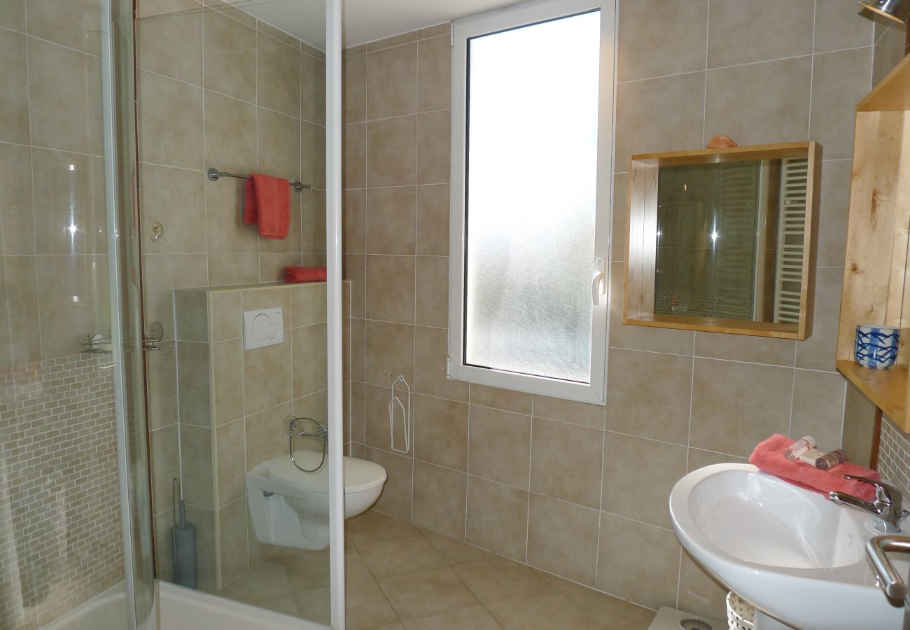 SHOWER ROOM SHOWER ROOM