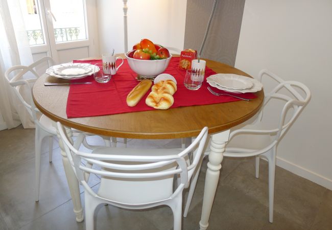 DINING AREA DINING AREA