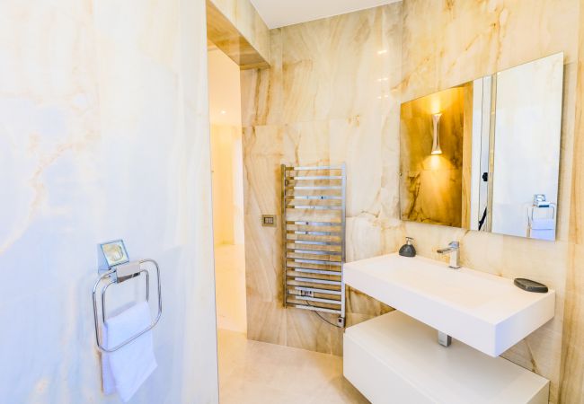 BATHROOM BATHROOM